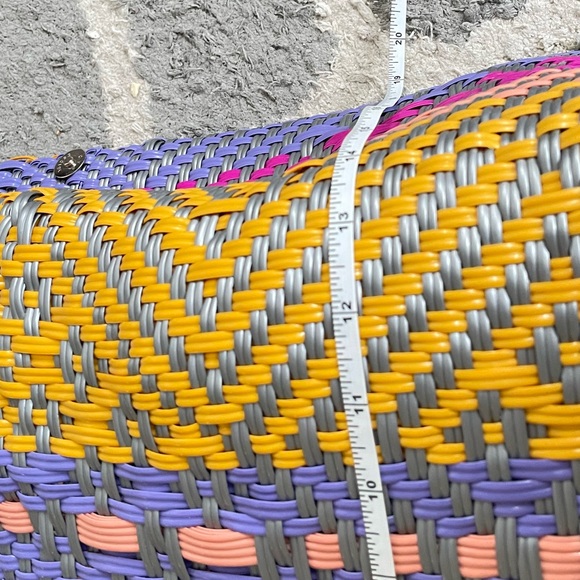 Hand Woven Tote bag made of plastic - Picture 8 of 9